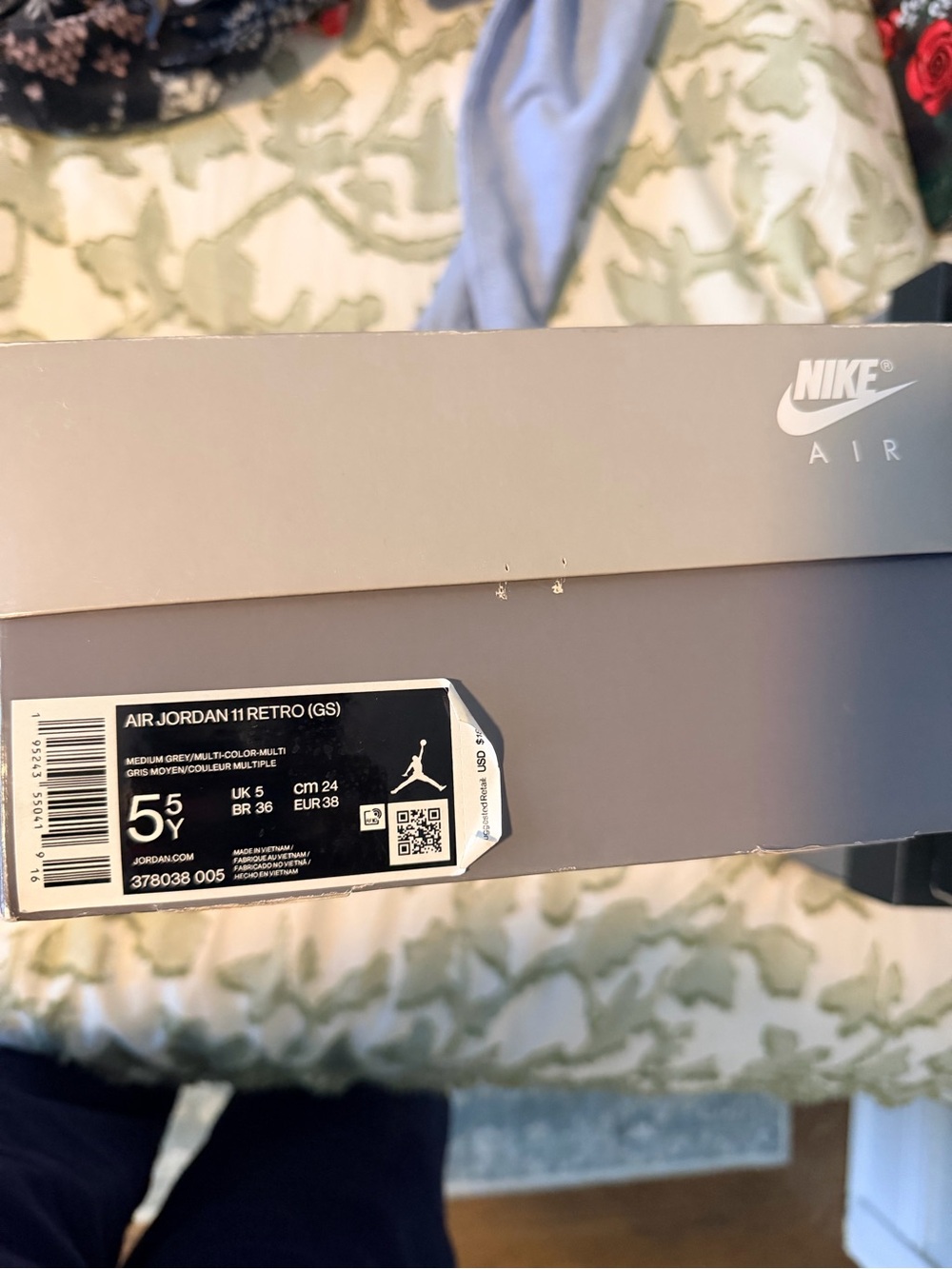 Nike Air Jordan 11 Retro - Picture 2 of 5